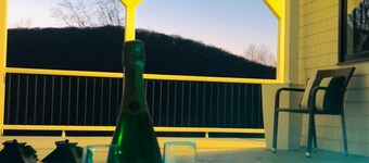 RAIN, SNOW OR SHINE! THIS HOUSE HAS ALL YOU NEED AND MORE TO HAVE A GOOD TIME !