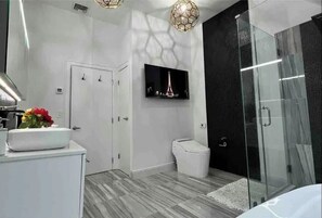 Douche, séchoir à cheveux, bidet, serviettes fournies