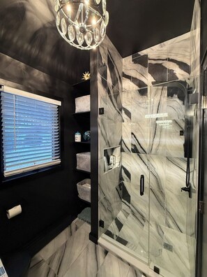 Shower, hair dryer, bidet, towels