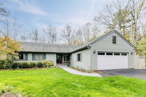 Exterior - Charming Litchfield lake house - minutes from lake access point and Mohawk Ski (Goshen)