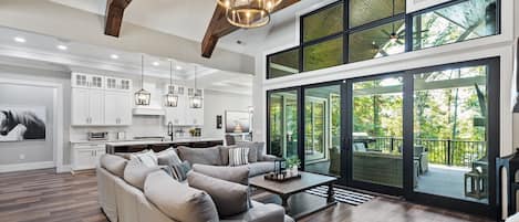 Televisión, reproductor de DVD, futbolito, mesa de ping pong