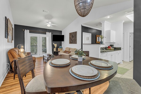 Smart TV, books - Family-Friendly 2BR/2BA Foley Condo + Pool Access + Near Attractions (Foley)