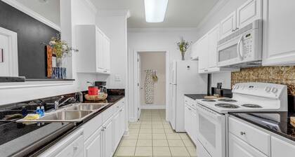 Family-Friendly 2BR/2BA Foley Condo + Pool Access + Near Attractions