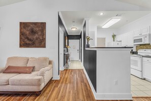 Smart TV, books - Family-Friendly 2BR/2BA Foley Condo + Pool Access + Near Attractions (Foley)