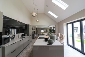 Geladeira, micro-ondas, fogão, cooktop