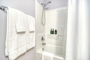 Towels, soap, shampoo, toilet paper - Serene - 20 Min to FSU - 4BED 3BA (Tallahassee)