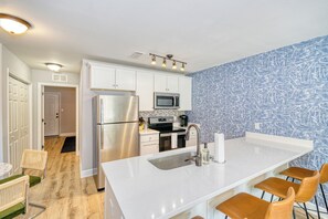 Refrigerador, microondas, horno y parrilla de estufa 