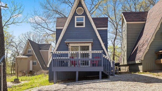 Une maison à deux étages avec un balcon et une petite fenêtre.