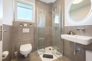 Shower, hair dryer, towels - Holiday Apartment "Egge Resort 7b" with Balcony, Whirlpool & Sauna (Altenbeken)