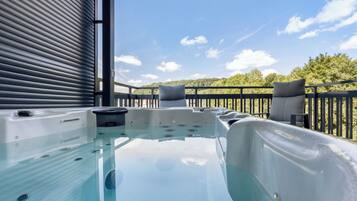 Bañera de hidromasaje al aire libre