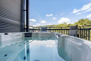 Bañera de hidromasaje al aire libre