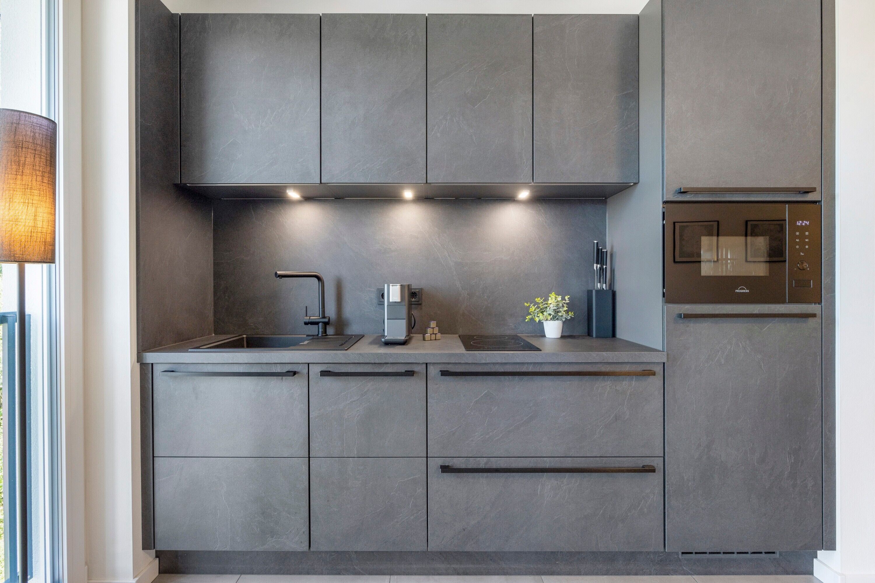 Køleskab, mikrobølgeovn, kogeplade, opvaskemaskine