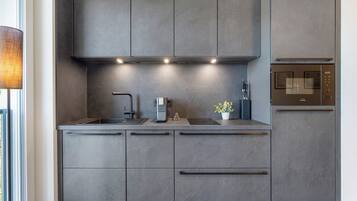 Køleskab, mikrobølgeovn, kogeplade, opvaskemaskine