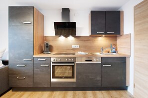 Een koelkast, een oven, een kookplaat, een vaatwasser