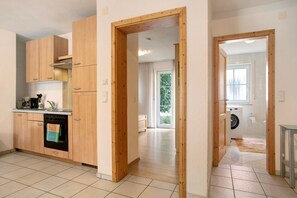 冷蔵庫、電子レンジ、オーブン、コンロ