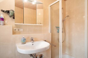 Shower, hair dryer, towels - Maisonette Aparment 3, 75 qm, 2 bedrooms, max. 5 people (Lindau am Bodensee)
