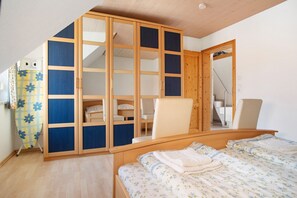 2 bedrooms, iron/ironing board, free WiFi, bed sheets