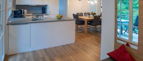 Kjøleskap, mikrobølgeovn, ovn og kokeplater