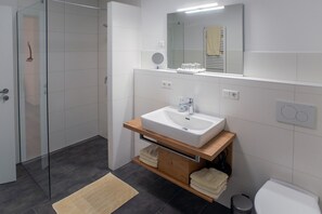 Douche, articles de toilette gratuits, sèche-cheveux