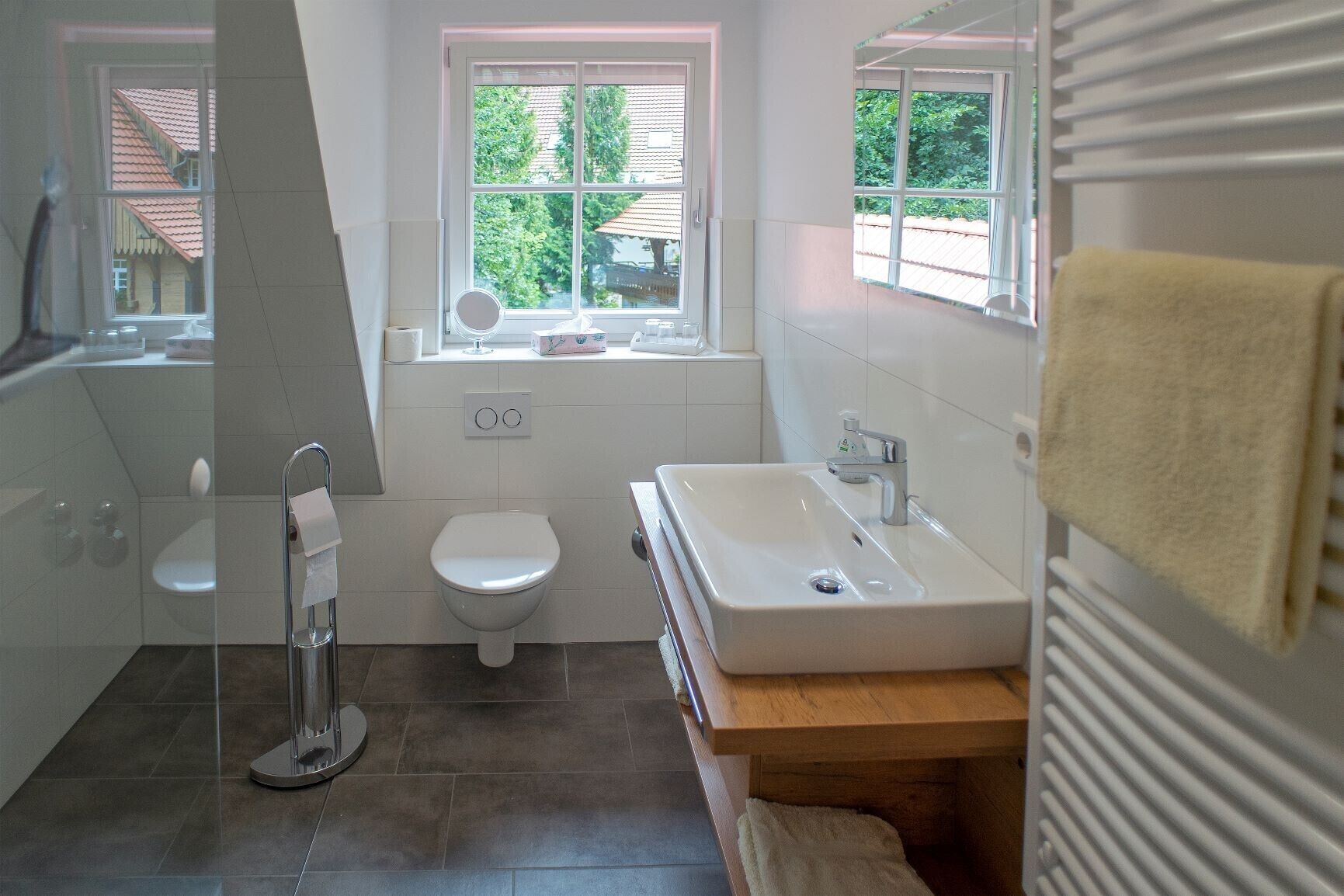 Dusche, kostenlose Toilettenartikel, Haartrockner, Handtücher