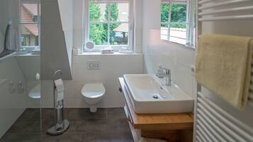 Dusche, kostenlose Toilettenartikel, Haartrockner, Handtücher