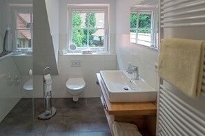 Ducha, artículos de tocador gratuitos, secador de pelo, toallas