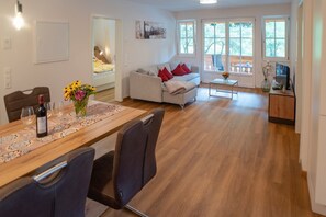 Interior - Apartment 'Ferienwohnung Löwenzahn' with Mountain View, Shared Terrace and Wi-Fi (Gengenbach)
