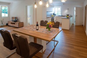 Dining - Apartment 'Ferienwohnung Löwenzahn' with Mountain View, Shared Terrace and Wi-Fi (Gengenbach)