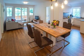 Interior - Apartment 'Ferienwohnung Löwenzahn' with Mountain View, Shared Terrace and Wi-Fi (Gengenbach)