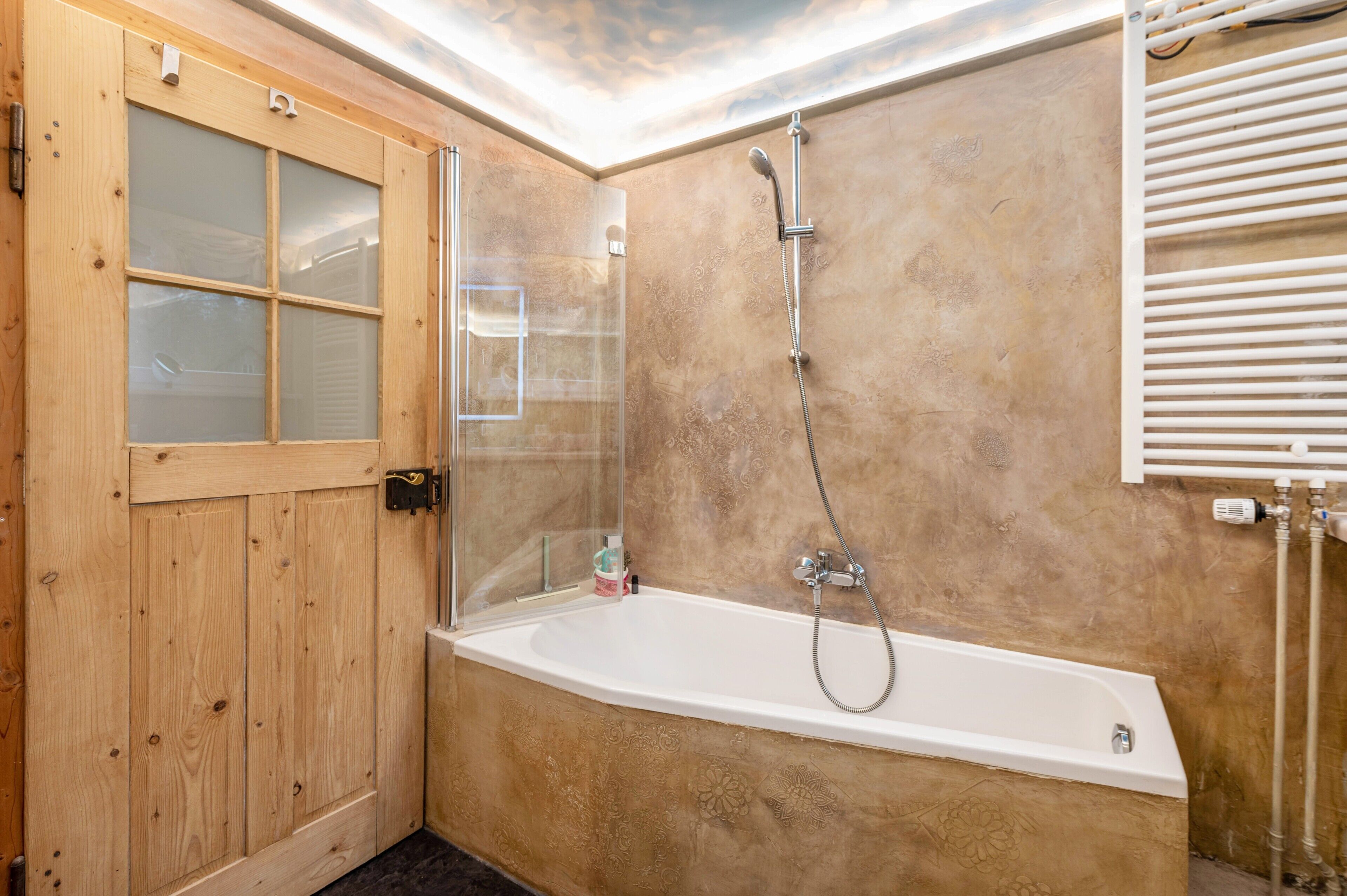 Badewanne, Haartrockner, Handtücher