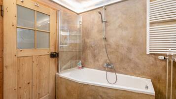Badewanne, Haartrockner, Handtücher