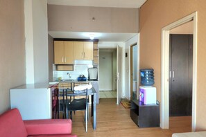 Eenpersoonskamer | Een bureau, een strijkplank/strijkijzer, gratis wifi, rolstoeltoegang
