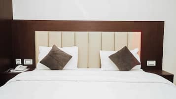 Escritorio, tabla de planchar con plancha y camas plegables/adicionales