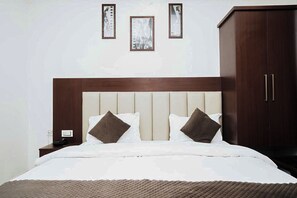 Desk, iron/ironing board, rollaway beds, free WiFi - Hotel The 7 Seas (Rishikesh)