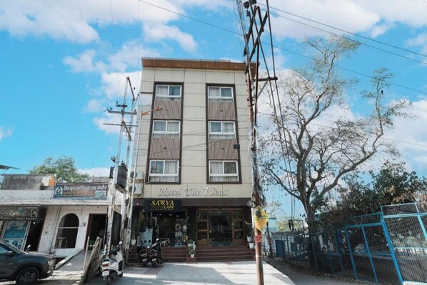 A two-story building with a sign reading "Hotel The 7 Sods". - Hotel The 7 Seas (Rishikesh)