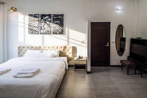 Escritorio, wifi gratis y ropa de cama 