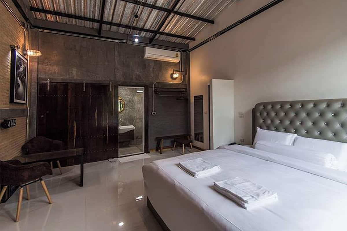 Escritorio, wifi gratis y ropa de cama