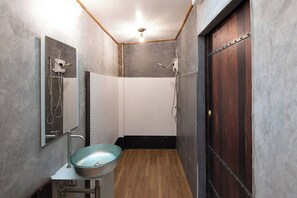 Habitación doble, 1 cama de matrimonio | Escritorio, wifi gratis, ropa de cama