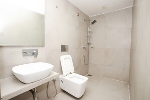 Deluxe Room | Bathroom | Shower, rainfall showerhead, free toiletries, towels