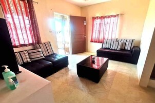 House, 2 Bedrooms | Desk