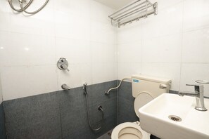 Deluxe Double Room | Bathroom | Shower, free toiletries, towels, soap - Hotel Om Residency (Mumbai)