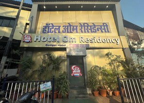 Front of property - Hotel Om Residency (Mumbai)