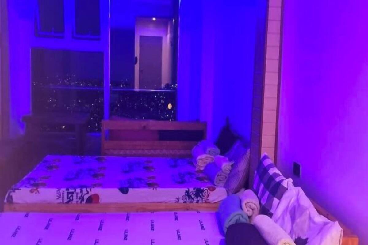 Minibar, escritorio, wifi gratis y ropa de cama