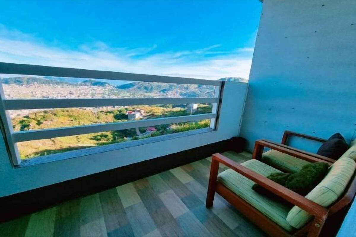 Minibar, escritorio, wifi gratis y ropa de cama