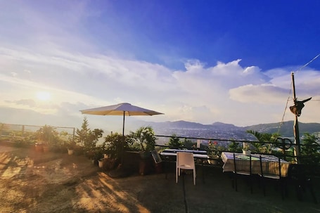 Rooftop terrace. Wanay's Rocky Mountain Homestay
