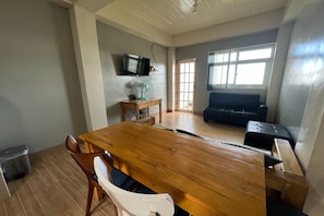 Minibar, bàn, truy cập Internet không dây miễn phí, bộ trải giường 
