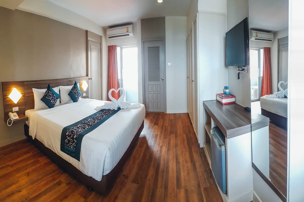 Junior Studio Suite | Meja, katil lipat simpan/tambahan, cadar katil