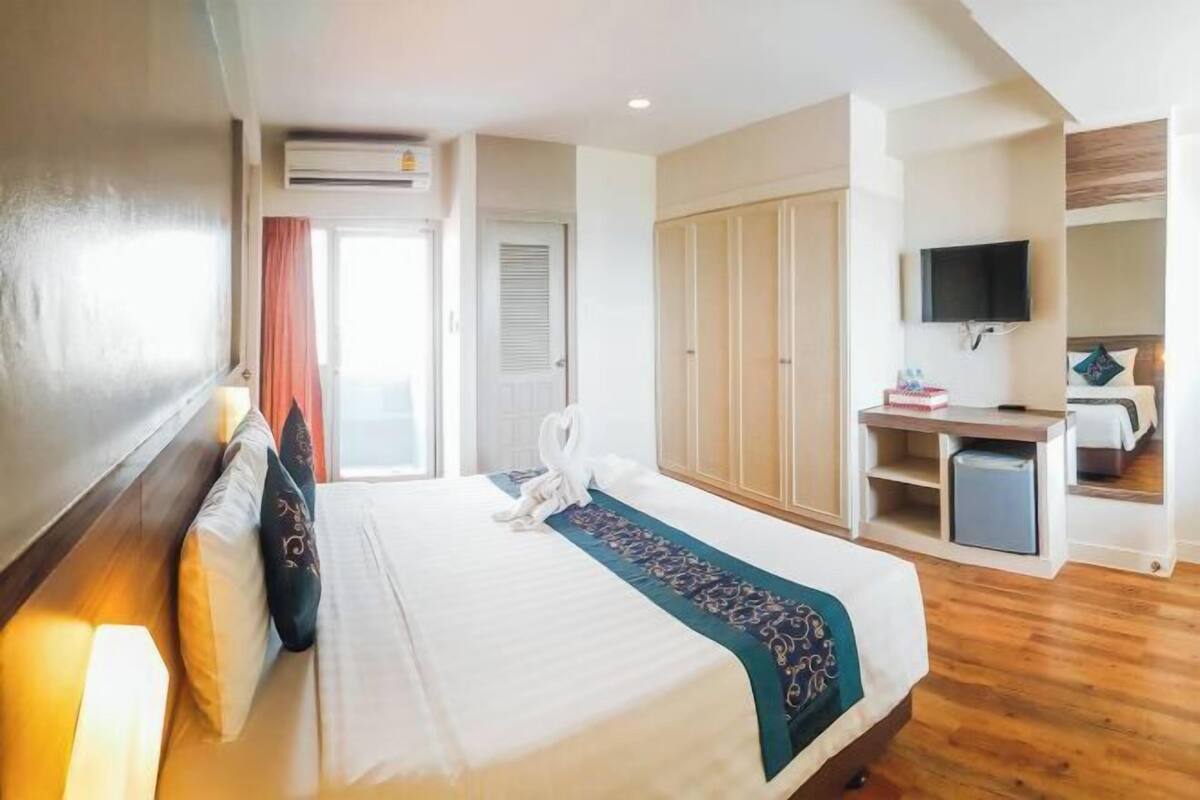 Desk, rollaway beds, bed sheets