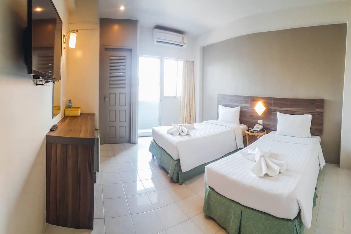 Superior Twin Room | Meja, katil lipat simpan/tambahan, cadar katil