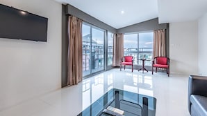Lobby sitting area - Eastiny Inn Hotel (Pattaya)